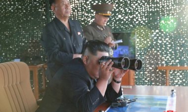 Kim Bangga Korut Sukses Uji Peluncuran Roket Ganda Super Besar