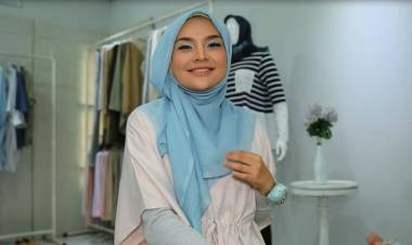 Manisnya Gaya Hijab Persegi ala Ria Miranda