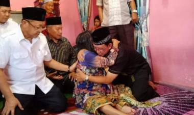 Kapolda Jambi Didampingi Bupati Sarolangun Kunjungi Rumah Duka DW