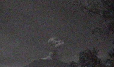 Gunung Agung Kembali Meletus, Kolom Abu Mencapai 2.000 Meter