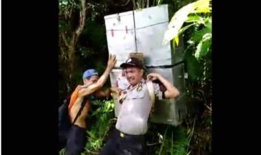 Kapolri Panggil Dua Polisi yang Jalan Kaki Tiga Jam Sambil Pikul Kotak Suara