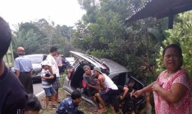 Mobil Numbur Pohon di Tembesi, Satu Penumpang Dilarikan ke RSUD Hamba Bulian   