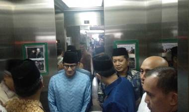 Sandiaga Uno Berkemeja Biru Sambangi Kantor PBNU
