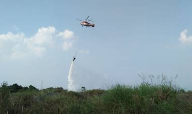 Helikopter Diturunkan Padamkan Kebakaran Dua Hektare Lahan di Seberang Kota Jambi