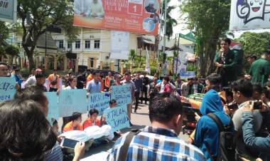 BREAKING NEWS!! Talak Tiga, Ratusan Mahasiswa Jambi Tuntut Jokowi Mundur