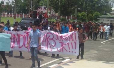 Geruduk Kantor DPRD, Mahasiswa Jambi Tuntut Jokowi-JK Cabut Perpres Tenaga Kerja Asing