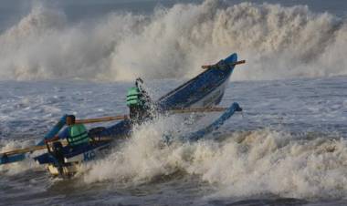 BMKG Peringatkan Angin Kencang dan Gelombang Tinggi di Lampung