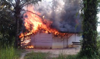 Malang Nian, Bantuan Bedah Rumah Milik Warga Tembesi Ini Hangus Dilahap Si Jago Merah