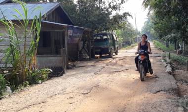 Lapor Pak Bupati Syahirsah! Warga Keluhkan Jalan Desa Rambutan Masam Hancur