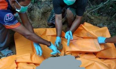 Diduga Dikubur Hidup-hidup Oleh Ayahnya, Warga Batanghari Bongkar Kuburan Bayi 