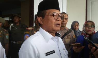 Zumi Zola Hanya Diberhentikan Sementara, Status Fachrori Masih Plt Gubernur