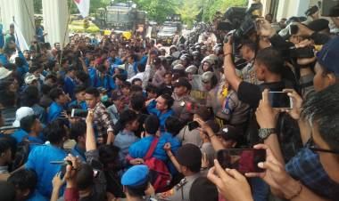 Pecah, Bentrokan Tak Terelakkan Antara Mahasiswa dan Polisi saat Aksi di Gedung DPRD Jambi
