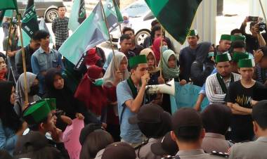 Ratusan Aktivis HMI Jambi Geruduk DPRD Minta Kapolri Pecat Kapolda Bengkulu