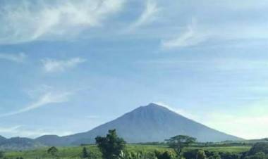 Bantah Bukan Erupsi, Status Gunung Kerinci Tetap Waspada Level II