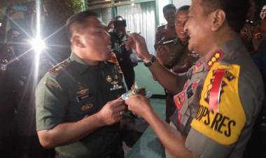 Akrabnya, Dandim Deny dan Kapolresta Jambi Fauzi Suap-suapan