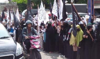 Seratusan Aktivis Perempuan Jambi juga Turun ke Jalan Aksi Bela Bendera Tauhid 