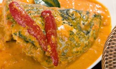 Lezaaat..Mantan Wakil PM Malaysia Nikmati Santapan Gulai Kepala Ikan Khas Minang 