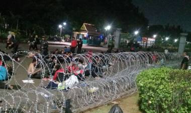 Kecewa Tidak Ditemui Presiden, Ribuan Guru Honor K2 Tidur di Depan Istana