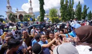 Sandiaga Uno Berikan Sepatu yang Dipakainya ke Warga Ternate