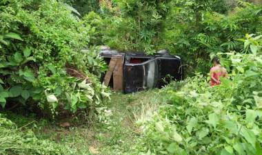 Mengelak Lobang Kijang Pick Up Terjun ke Jurang, Sedangkan Pemotor Terjatuh