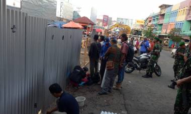 Listrik Diputus, Puluhan Aparat Kawal Pemindahan Pedagang ke Angso Duo Baru