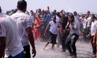 Lempar Buku dan Botol, Dua Kubu Anggota Perlemen Sri Lanka Bentrok
