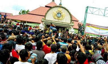Tradisi Mengakar, Ribuan Warga Berebut Gunungan Grebeg Maulud Yogyakarta