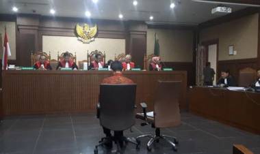 Zumi Zola Menangis Teringat Istri dan Anak, Minta Hakim Ringankan Hukuman