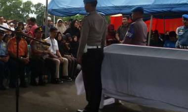 Isak Tangis Saat Jenazah Bripka Rangga Tiba