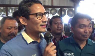 Sandiaga Kunjungi Perajin Alat Dapur di Banyuwangi Tawarkan OK OCE 
