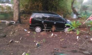 Mobil Terperosok ke Kuburan, Dugaan Penyebabnya Bikin Merinding