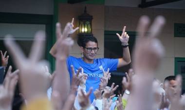 Asyiknya Sandiaga Senam Dua Jari di Malang