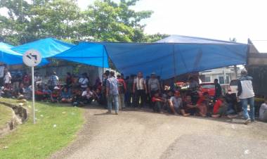 MEMANAS! Warga Mandiangin Blokir Jalan Kantor Bupati Sarolangun