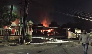 Polsek Ciracas Diserang dan Dirusak Massa