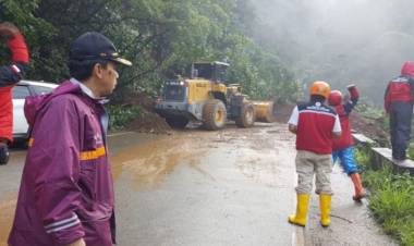 Longsor Sitinjau, Akses Jalan Padang-Jambi Terputus