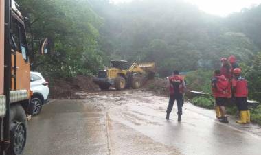 Dua Alat Berat Dikerahkan Atasi Longsor Sitinjau