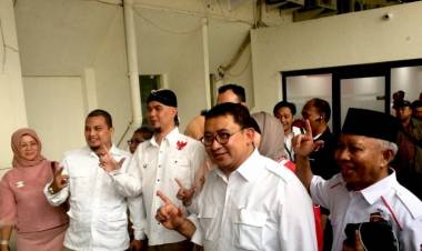Mengancam Demokrasi! Fadli Zon Dampingi Ahmad Dhani Bacakan Pledoi
