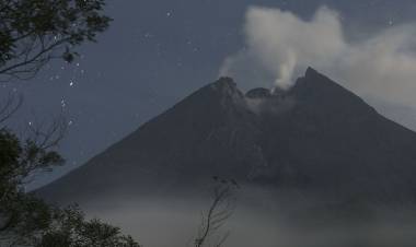 Merapi Lontarkan Muntahkan Lava Jumat