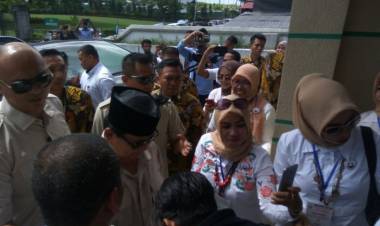 Mau Sholat Jumat, Massa Riuh Sambut Prabowo di Masjid Alfatah