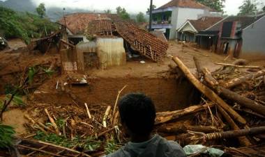 MENGERIKAN! Puluhan Rumah Tertimbun Longsor di Sukabumi