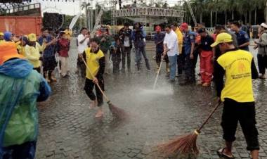 Gubernur Anies Ikut Bersihkan Kawasan Monas dari Bekas Sampah Perayaan Tahun Baru