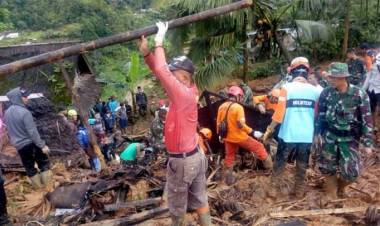 Delapan Jenazah Korban Tanah Longsor Ditemukan