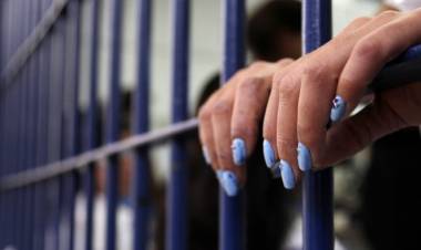 Polwan Cantik Ini Juga Kirim Video Cabul ke Napi