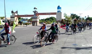 Tempuh 20 KM, Pawai Komunitas Sepeda Ontel Ikuti HUT Pasbar