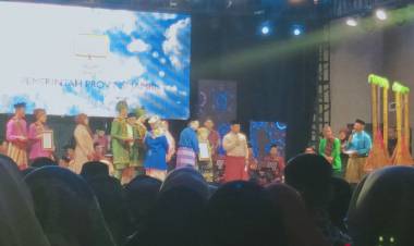 Maestro Krinok Bungo Terima Penghargaan Seni Jambi