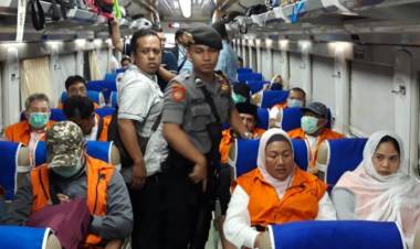 Gunakan Kereta Api KPK Bawa 12 Anggota DPRD Malang Berompi Orange