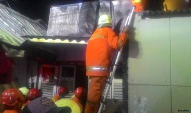 Rumah Tiba-Tiba Roboh, Satu Keluarga di Taman Sari Terjebak