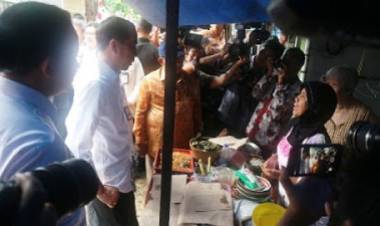 Jokowi Curhat Lagi ke Pedagang Nasi Uduk