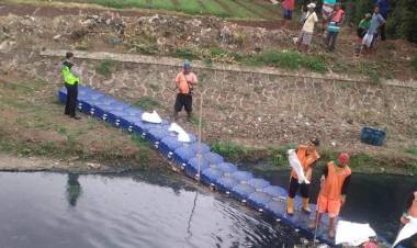 Biadab! Mayat Bayi Diduga Dibuang di Kali Kosambi Jakarta Barat