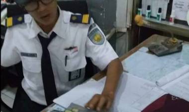 Petugas KCL Temukan Tas Berisi Uang Rp40 Juta di KRL